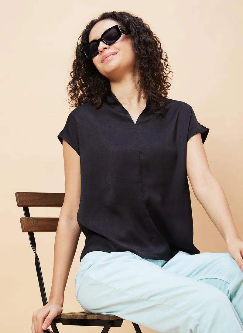 جلو باص بلوزة نسائية بأكمام طويلة وياقة على شكل حرف  من جلوبس